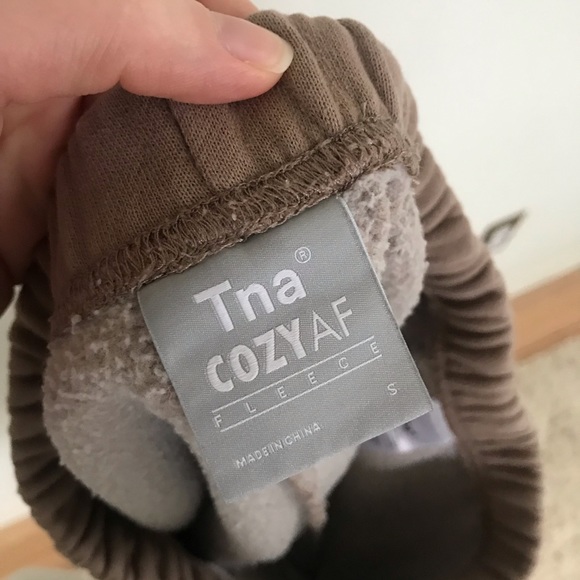 Small TNA Aritzia Lounge Sweat Shorts Camel Fleece - Picture 6 of 6